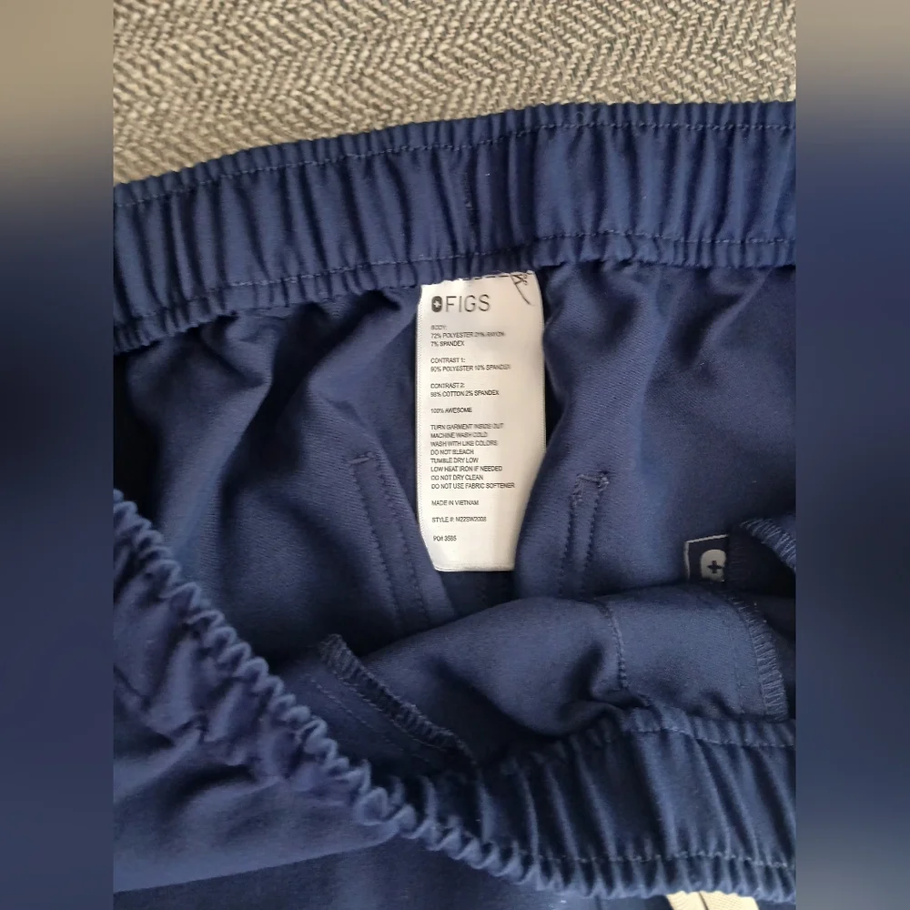 Figs Men's Cargo Jogger Pants in Navy. Size M